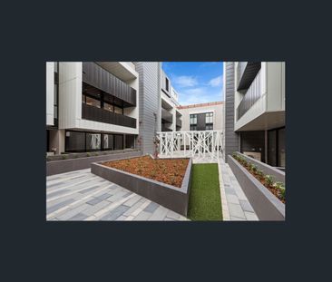 Furnished 2 Bed Apt + Parking in Prime Location - Photo 3