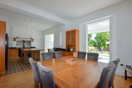 4 bedroom detached house to rent - Photo 2