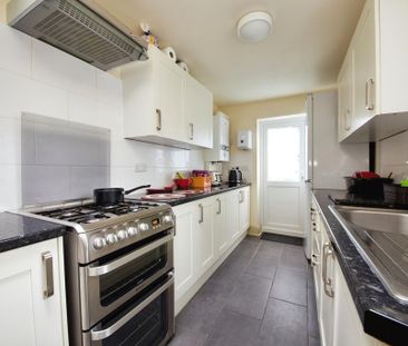 1 bedroom in a flat share to rent - Photo 2