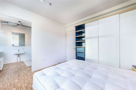 A lovely and bright two bedroom two bathroom flat in a converted warehouse development. - Photo 4