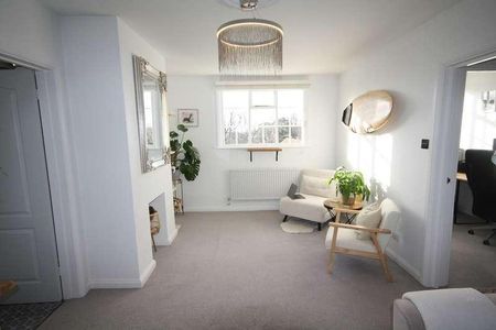 Park Lawn, Farnham Royal, SL2 - Photo 4