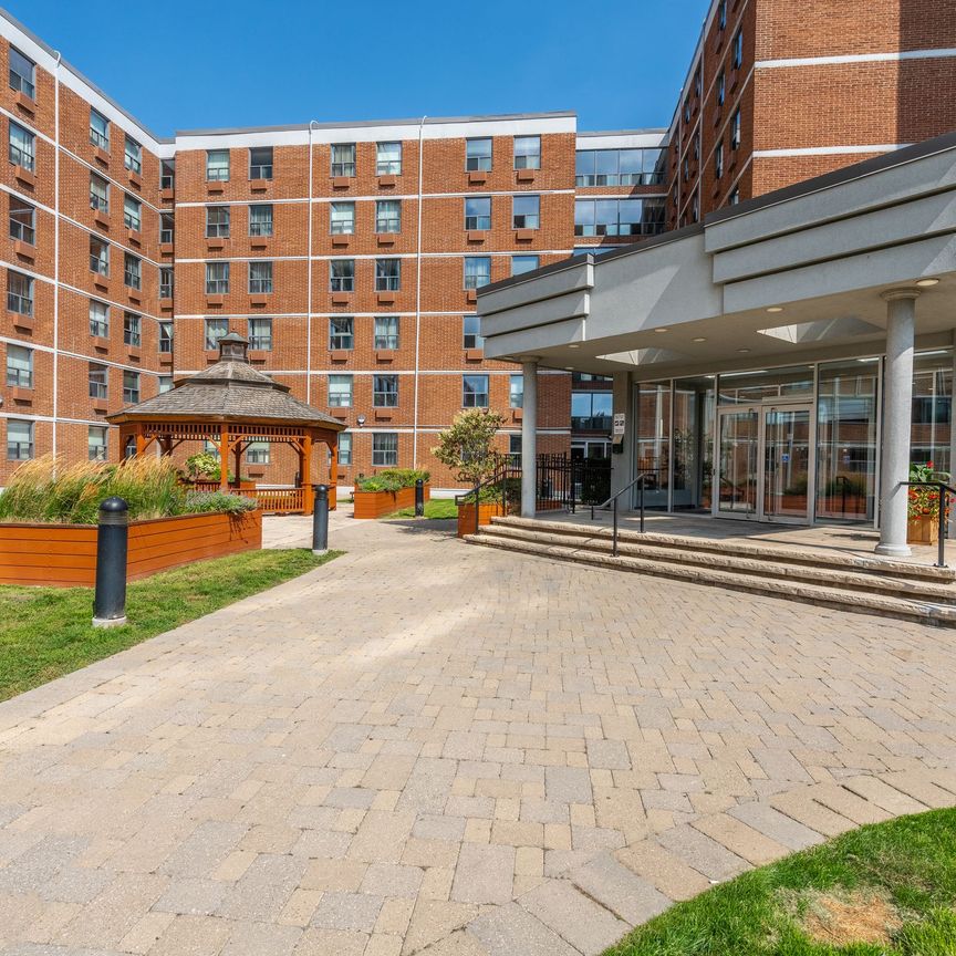 800 Richmond Street West - Photo 1