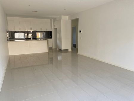 Contemporary & Spacious - Photo 5