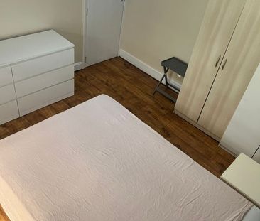 Room in a Shared House, Crest Road, NW2 - Photo 3