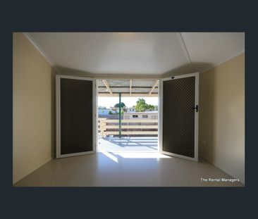 LOCATION Minutes to the beach - Photo 4