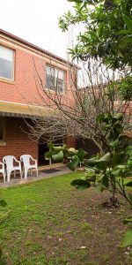 Fully Furnished Inner City Townhouse - Photo 4