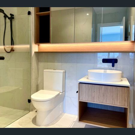 Luxury 2 Bedroom apartment located at convenient location - Photo 3