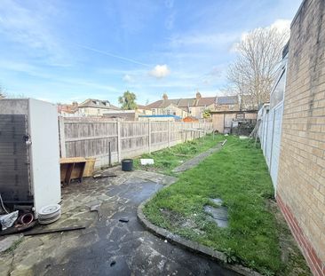 Three bedroom house seven king school catchement area- £2450 pcm - Photo 3