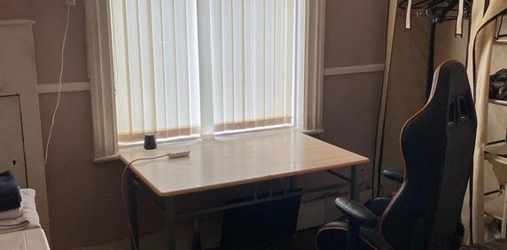 Room in a Shared House, Bury, BL9 - Photo 2