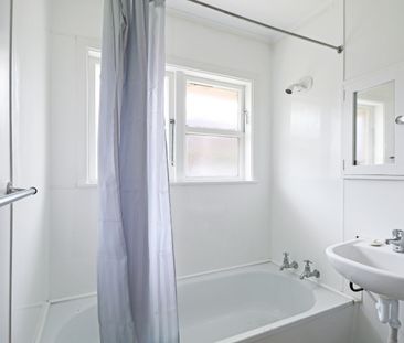 CENTRAL FLAT FERGUSSON DRIVE - GREAT LOCATION - Photo 5