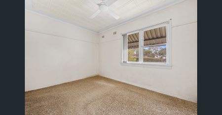 Quiet Cul-de-Sac Living Opposite St Bernadette's Primary - Photo 2