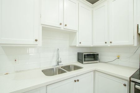 For Lease - 386 Wharncliffe Road, London South, Ontario - Photo 2