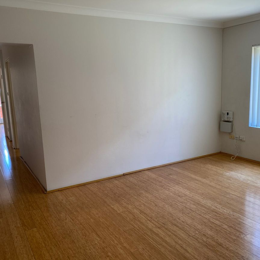 Spacious ground floor unit - Photo 1