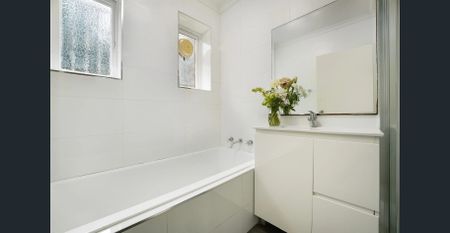 Oversized ground floor apartment in premier locale - Photo 4