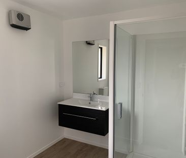 Sunny 4 Bedroom/2 bathroom Home - Photo 6