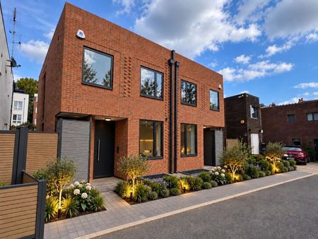 Recently completed new build mews house, in a quiet yet central location close to West End Lane and the amenities of Hampstead village. - Photo 4