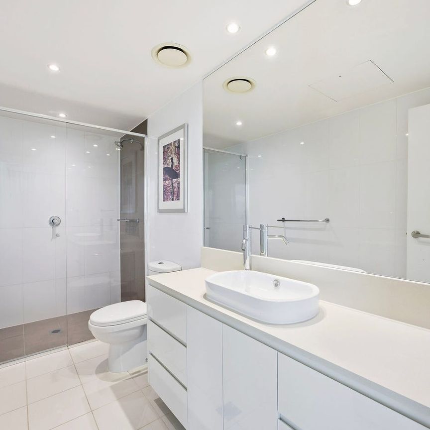 HILTON 2 BEDROOM/2 BATHROOM FULLY FURNISHED APARTMENT WITH STUNNING OCEAN TO HINTERLAND VIEWS. - Photo 1