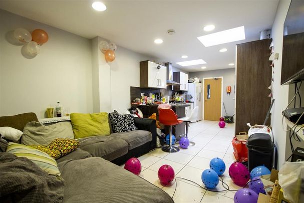 6 bedroom house to rent - Photo 1