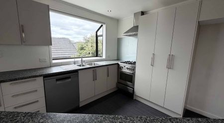 Sunny, Spacious & Secure – Family-Friendly Home in Onehunga - Photo 4