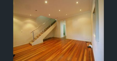 Spacious 3 bedroom townhouse - Photo 3