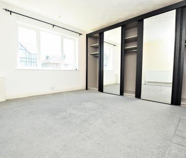 3 bedroom flat to rent - Photo 4