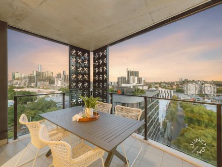 “Luxurious Riverside Apartment with Spectacular Views” - Photo 5