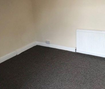 4 bedroom flat to rent - Photo 2