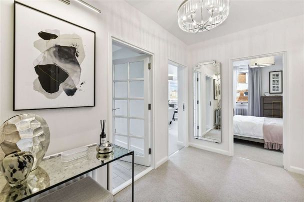 A bright three bedroom apartment with lift and porter located in South Belgravia for Sloane Square, Elizabeth Street and Victoria. - Photo 1