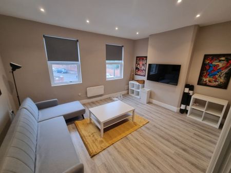 References Pending - 2 bed Apartment - Photo 4