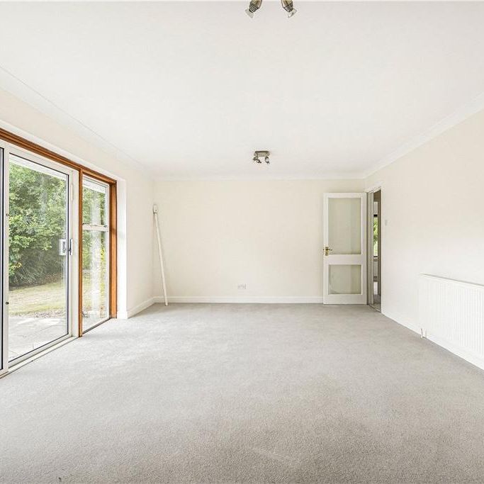 6 bedroom bungalow to rent - Photo 1