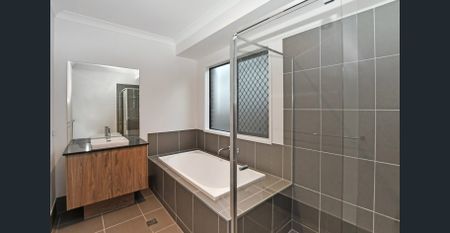 Spacious Home with Ducted Air Con - Photo 5