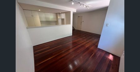 Two bedroom, split level apartment in the trendy suburb of Redfern - Photo 3