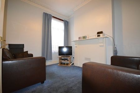 3 Bed Flat, Shelley Avenue, E12 - Photo 4