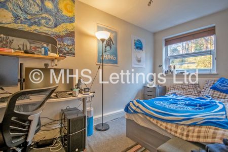 4 Bedroom Mid Terraced House for rent in Hyde Park Close - Photo 3