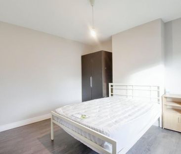 4 bedroom semi-detached house to rent - Photo 3