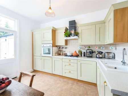 This charming garden flat is finished to a high standard with modern fittings and tasteful neutral decoration throughout. - Photo 4