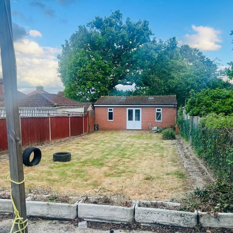 1 bedroom in a house share to rent - Photo 1