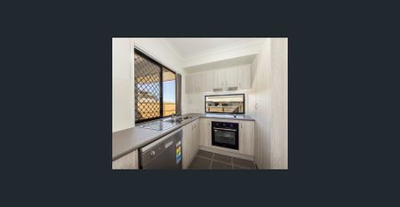 Beautiful 2 bedroom duplex - Photo 5