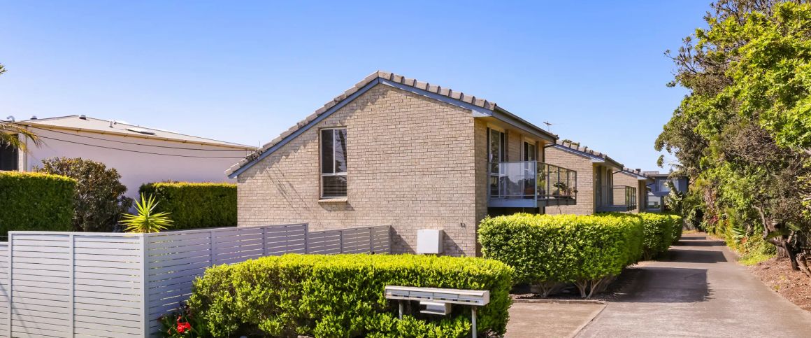 Perfectly positioned townhouse moments from the beach - Short Term Lease Until March 31st. - Photo 1