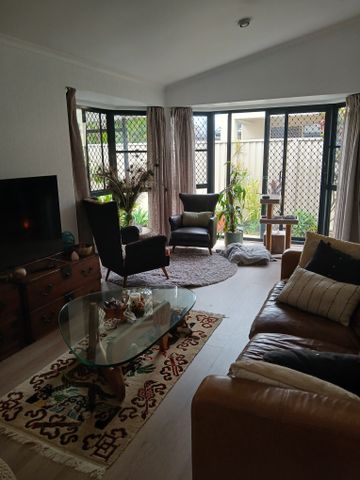 Helensvale - Photo 2