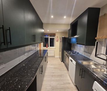 4 bedroom semi-detached house to rent - Photo 6