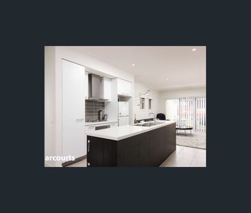 Modern Town House Living! - Photo 6