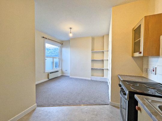 Lynchford Road, Farnborough, Hampshire, GU14 - Photo 1