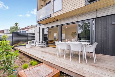 Stylish Westmere Townhouse - Photo 4