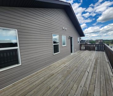 Beautiful 3 Bedroom Main Floor in Blackfalds! - Photo 1