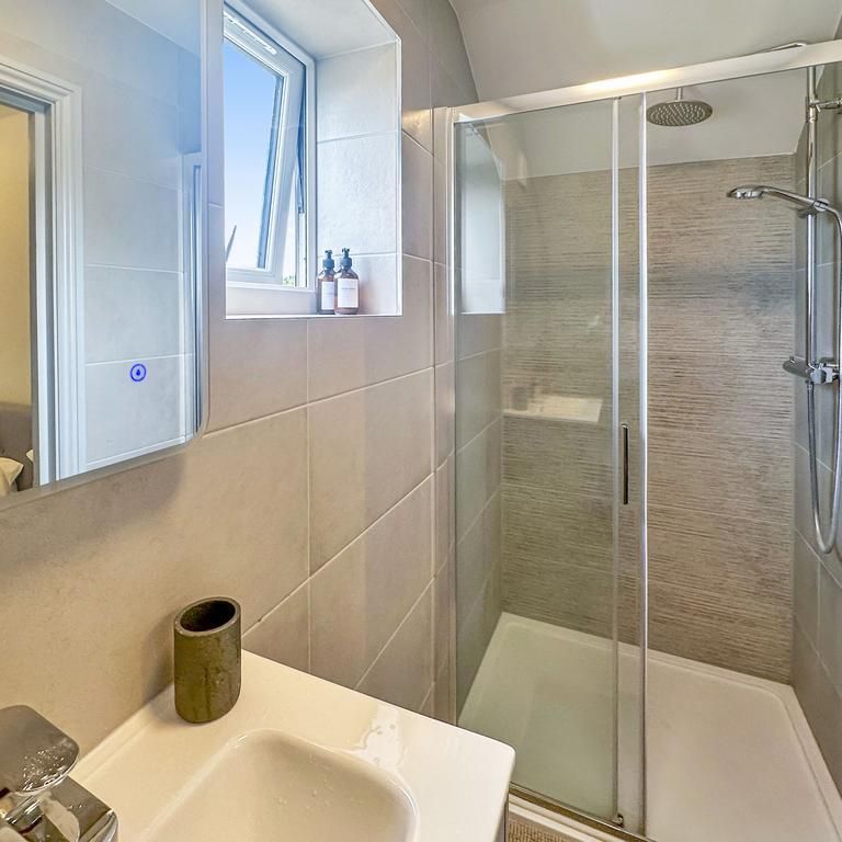 4 bedroom semi-detached house to rent - Photo 1