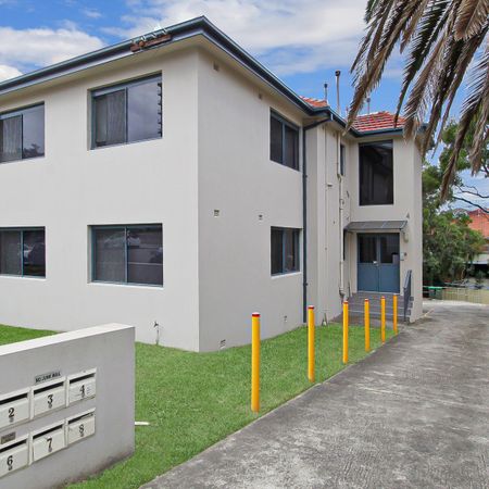 Light Filled One-bedroom Apartment - Photo 4