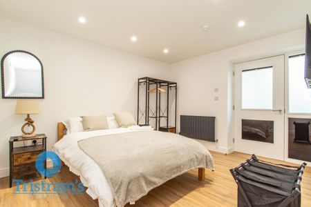 7 bed Mid Terraced House for Rent - Photo 2