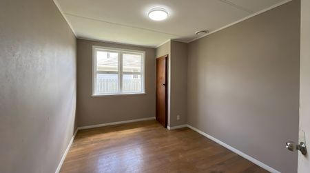 Newly renovated 4-bedroom home - Photo 3