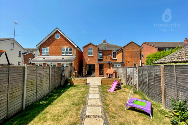 3 bed semi-detached house to rent in Clarence Road, Fleet - Photo 1